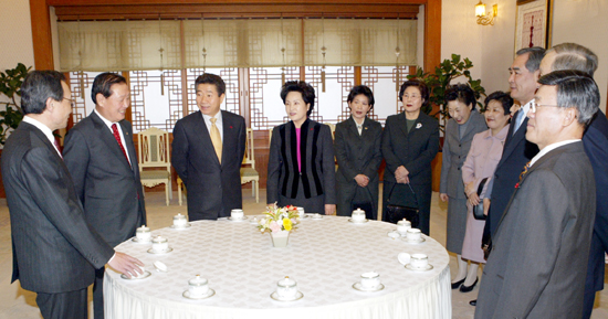 노무현 대통령 내외가 12월 30일 '5부요인'들과의 청와대 송년오찬에 앞서 환담하고 있다. 